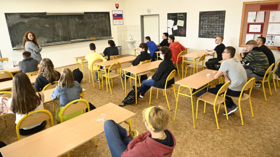 Dať deviatakom 3 hodiny dejepisu týždenne nestačí